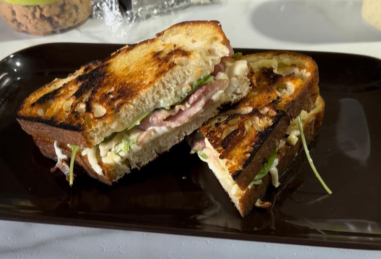Auberge Et Bistro Namaste Lachute Экстерьер фото